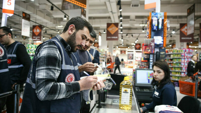 Bursa'da, Ramazan Bayramı öncesinde fırsatçılığı önlemek amacıyla marketler denetlendi.
