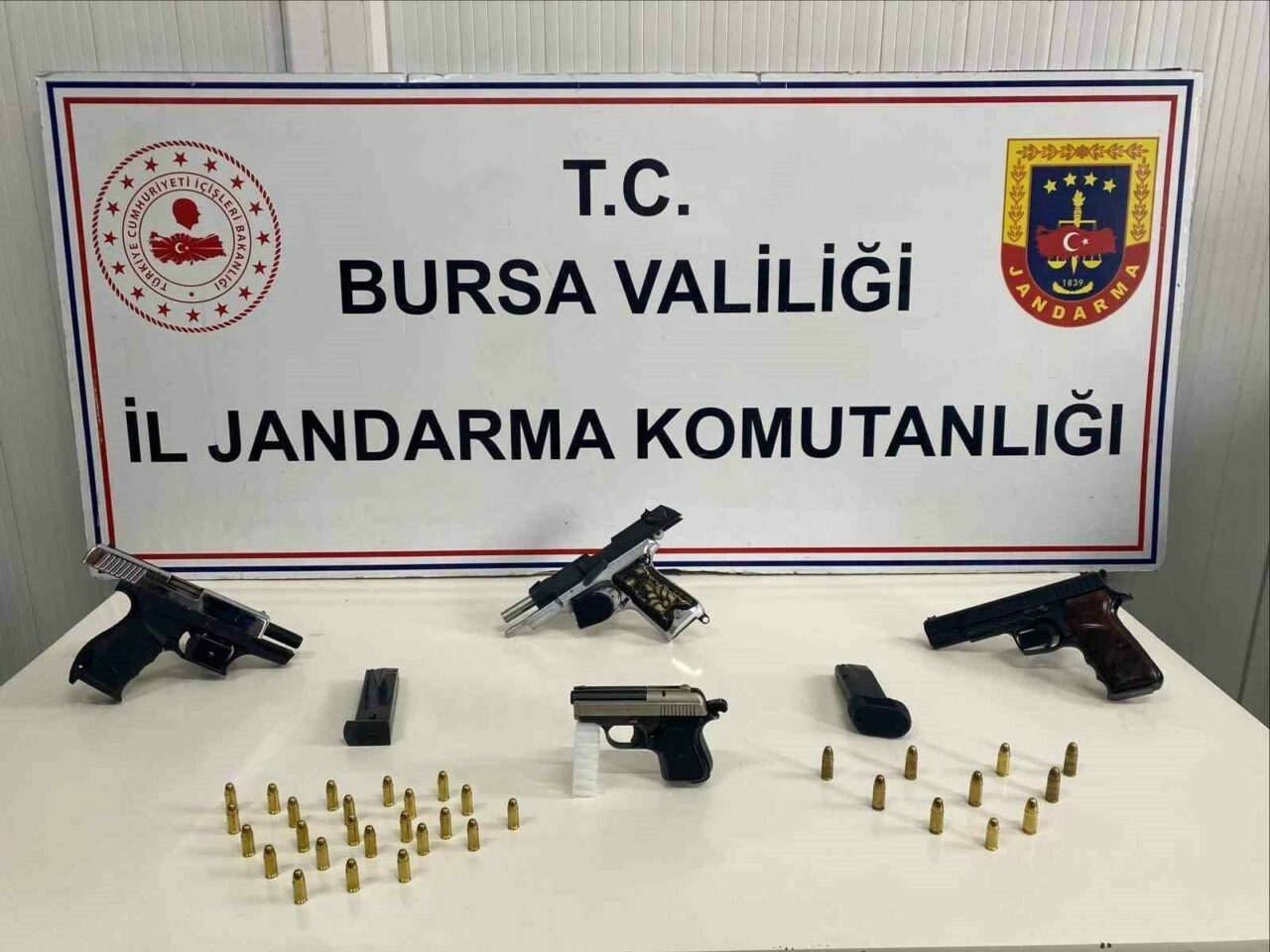 Bursa’da ruhsatsız silahlar ele geçirildi
