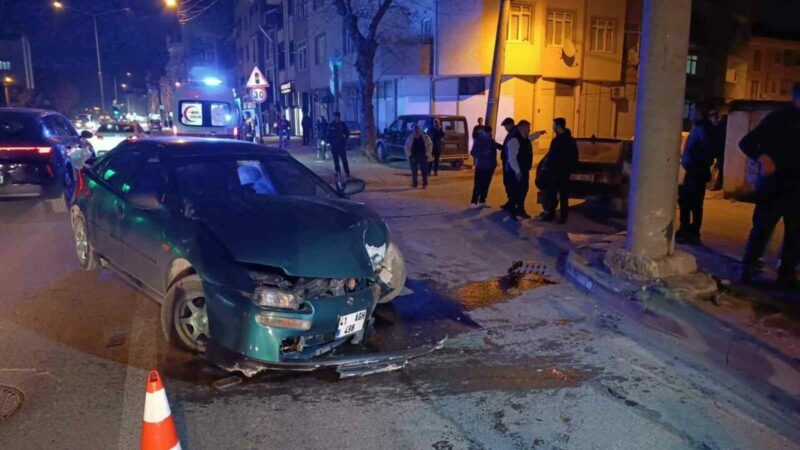 Bursa’da sabaha karşı feci kaza Bursa’nın İnegöl ilçesinde virajda kontrolden çıkan otomobil, enerji nakil hattı