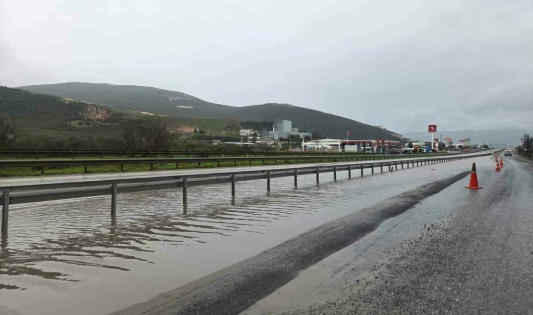 Bursa’da sağanak nedeniyle göle dönen Gemlik-Orhangazi karayolunda mahsur kalan araç