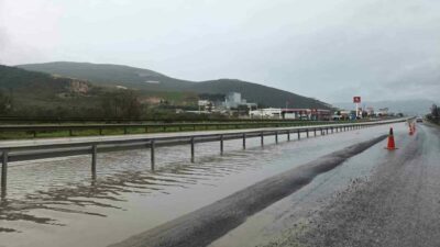 Bursa’da sağanak nedeniyle göle dönen Gemlik-Orhangazi karayolunda mahsur kalan araç