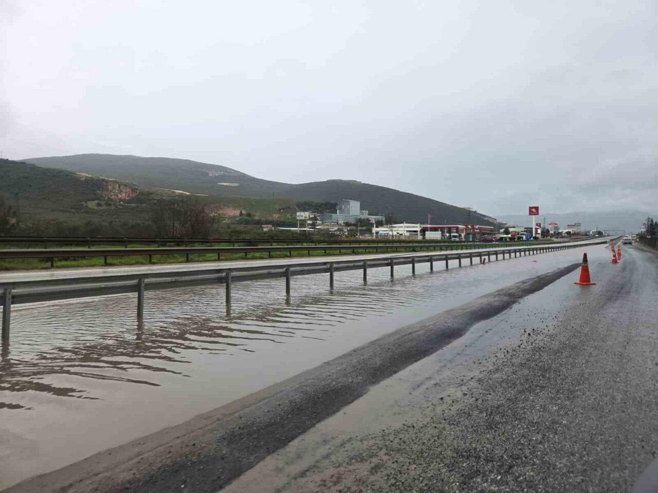 Görüntü Bursa’dan... Otomobil sular içinde kaldı 3 bursada su birikintisine giren otomobil mahsur kaldi 0dae82fb733d