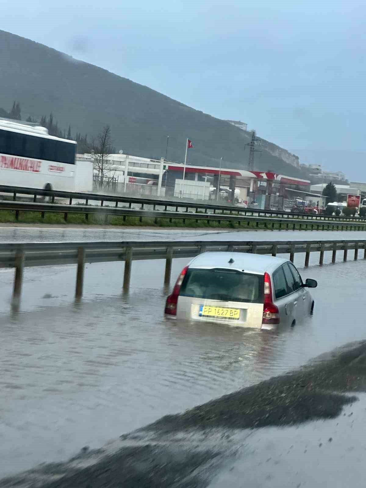 bursada su birikintisine giren otomobil mahsur kaldi 1f2e96fe5cec