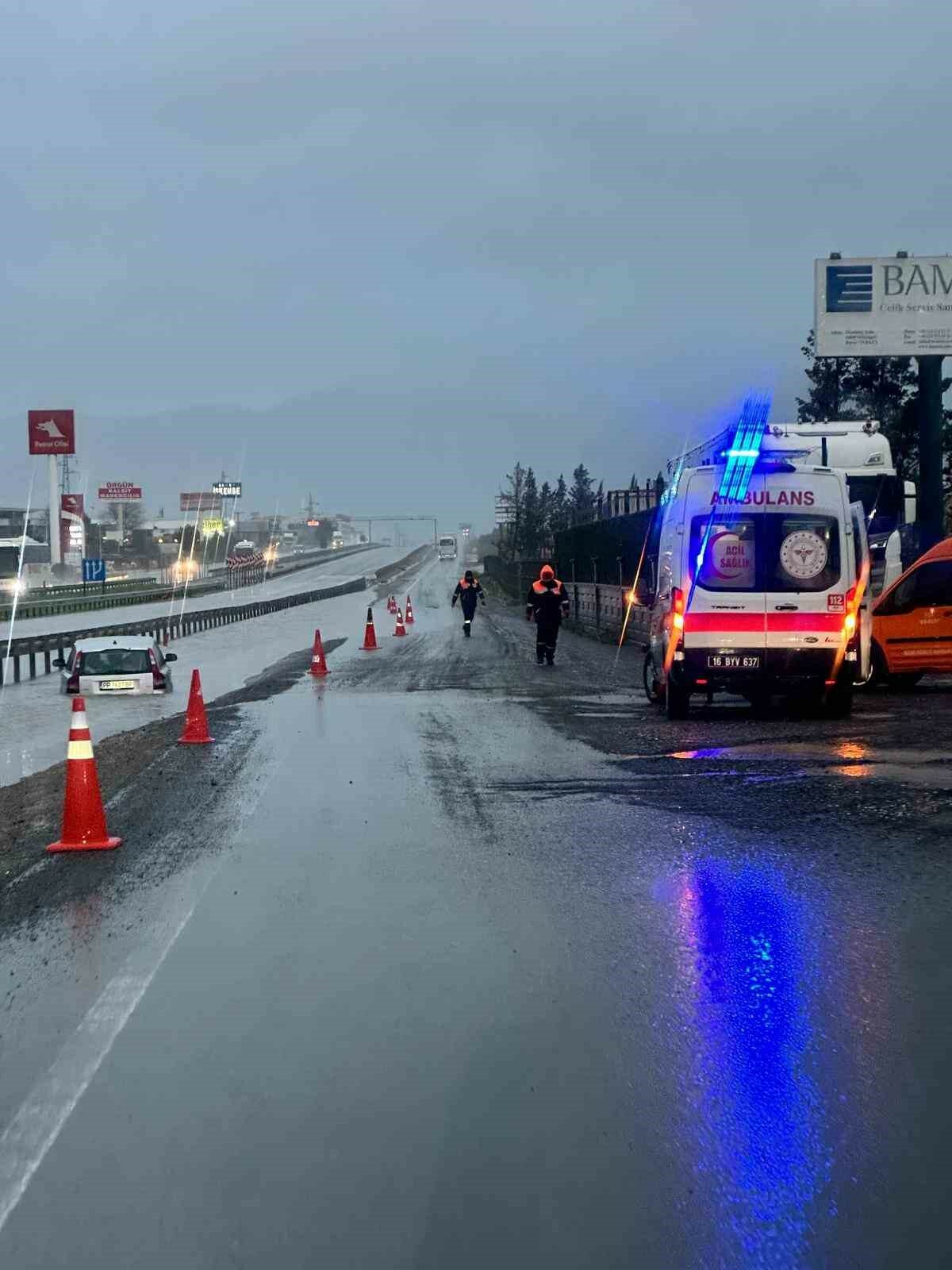 bursada su birikintisine giren otomobil mahsur kaldi 51c16434d276