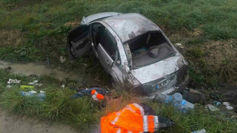 Bursa’da taklalar atan otomobil tarlaya uçtu: 3 yaralı