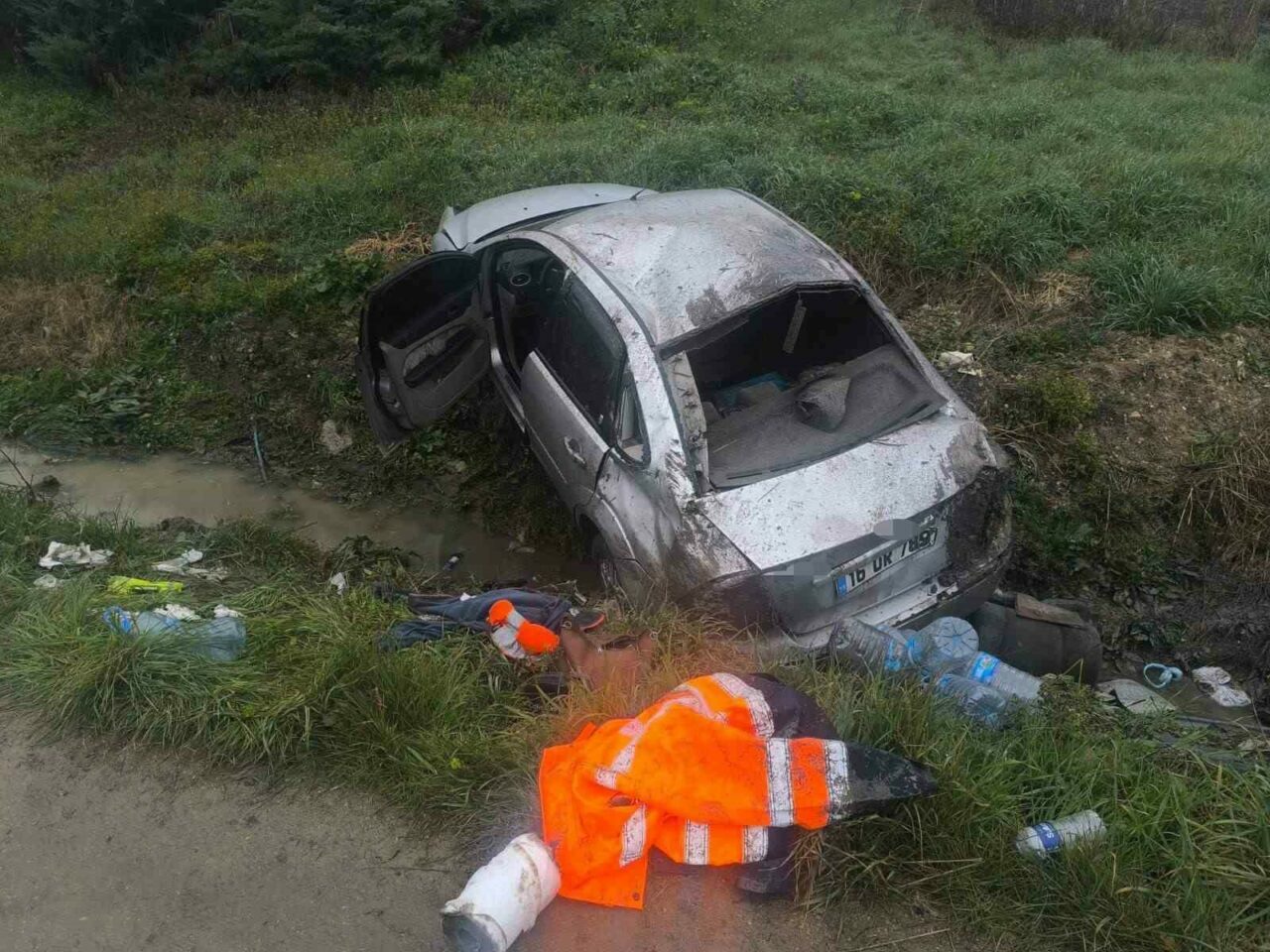 Bursa’da taklalar atan otomobil tarlaya uçtu: 3 yaralı