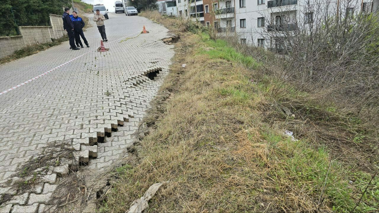 Bursa’da tehlike alarmı! Yağış nedeniyle yollar kaydı