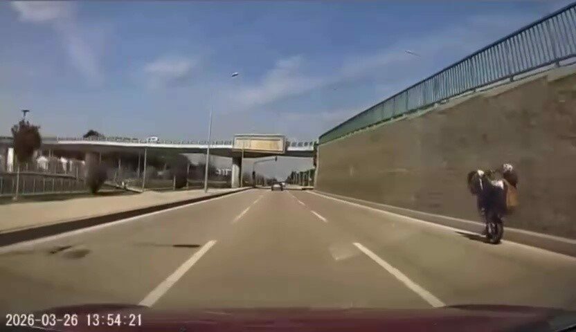 Bursa’da tehlikeli motosiklet şovu kamerada Bursa’da tehlikeli motosiklet şovu kamerada