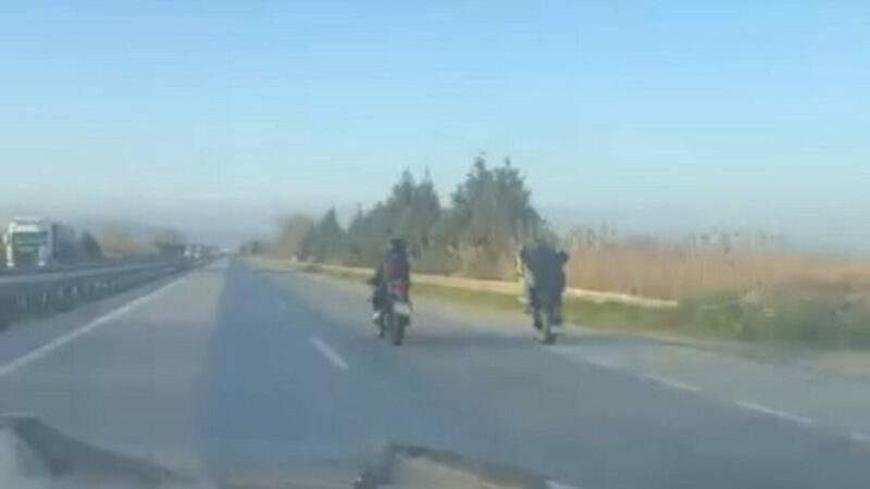 Bursa’da tehlikeli yolculuk kamerada Bursa’nın Mustafakemalpaşa ilçesinde ana yol üzerinde seyir halinde olan iki
