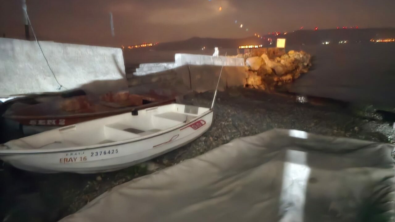 Bursa’da tekne battı! Baba ve oğlu bakın nasıl kurtuldu