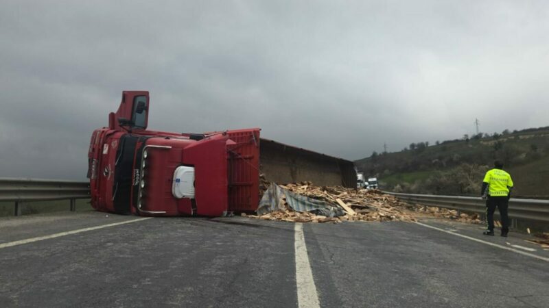 Bursa’da TIR devrildi