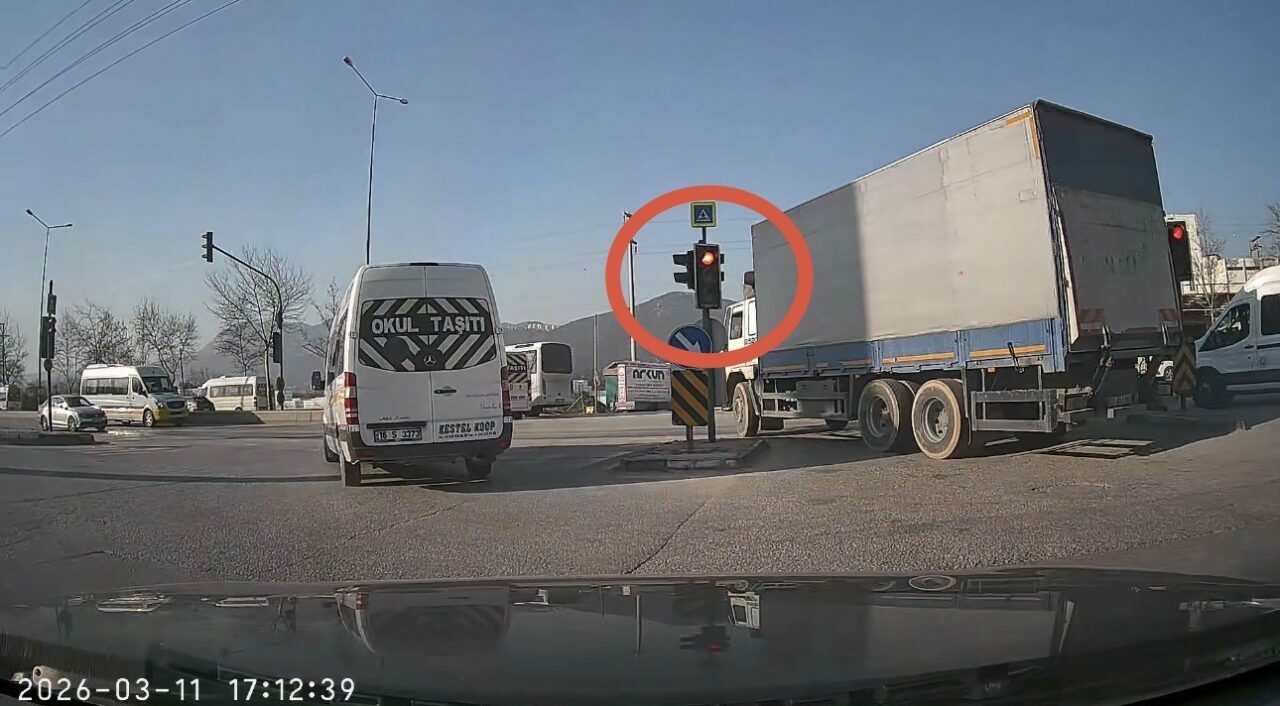 Bursa’da trafik canavarı iş başında: Yolu birbirine kattı