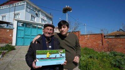 Bursa’da Yaren leylekle Adem amcanın dostluğu otizmli gencin tuvaline yansıdı