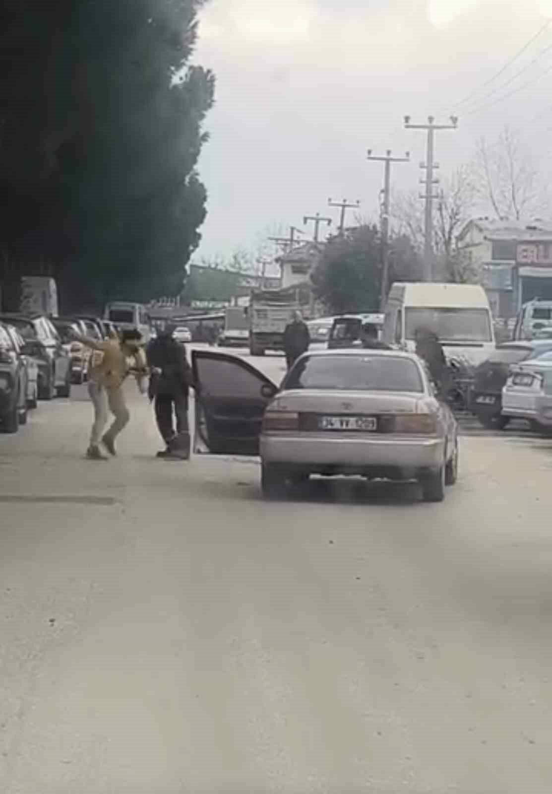 Bursa’da yol ortasındaki yumruklu kavga kamerada