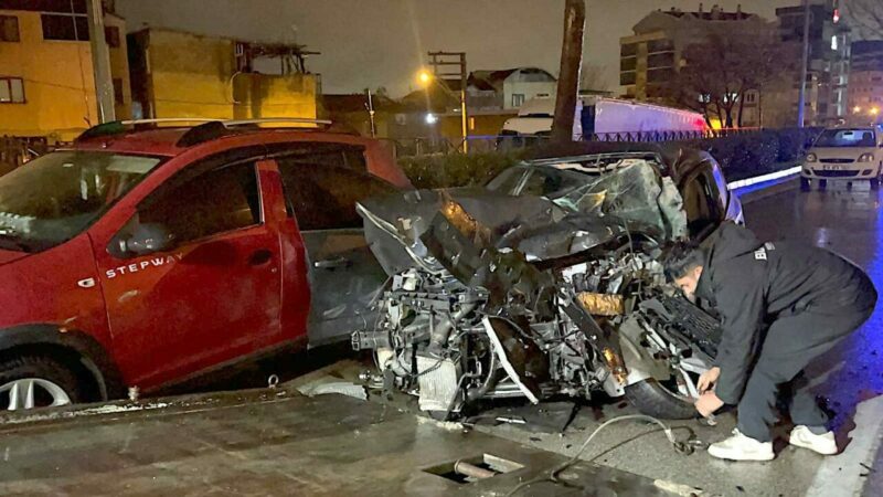 Bursa'nın Osmangazi ilçesinde kamyonet ile iki otomobilin karıştığı zincirleme trafik