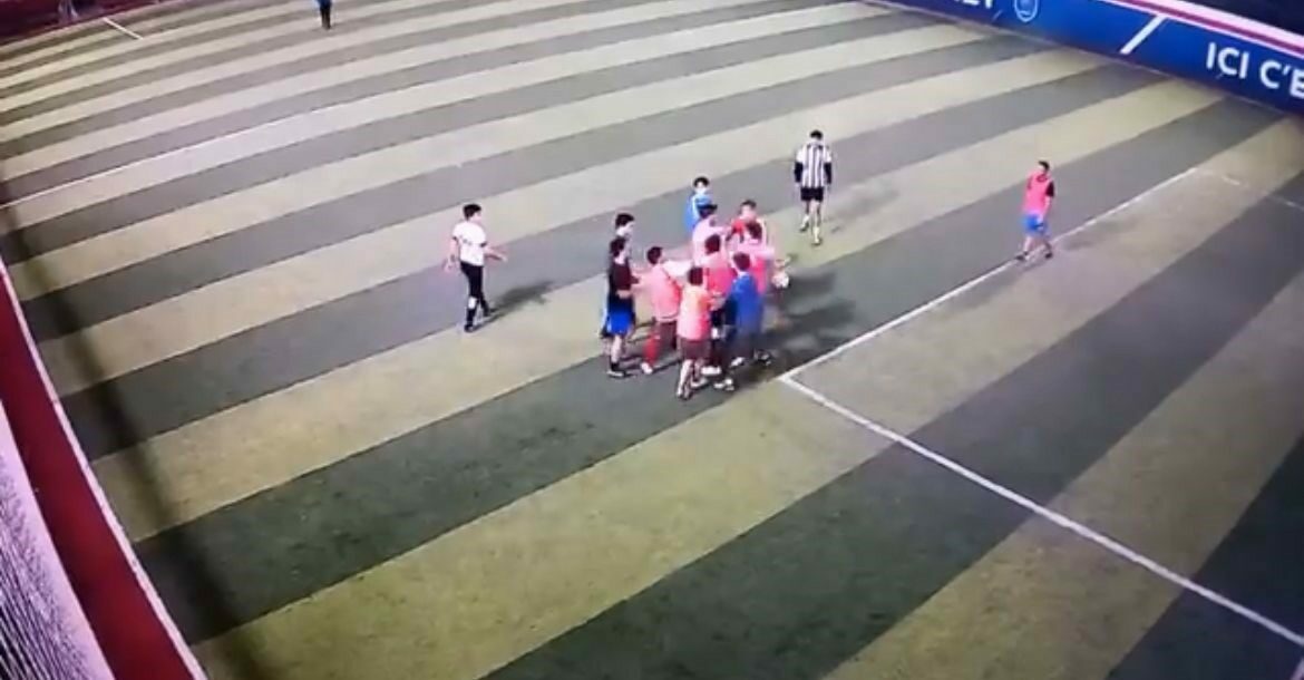 Bursa’daki halı saha maçında yumruk yumruğa kavga