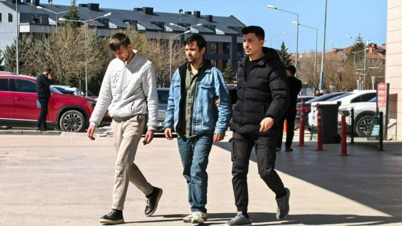 Bursa’daki uyuşturucu operasyonu: 2 tutuklama Bursa'nın İnegöl ilçesinde düzenlenen uyuşturucu operasyonunda yakalanan 2 şüpheli tutuklandı.