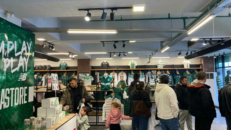 Bursasporlular yeni rekor için buraya akın ediyor Bu sezon 45 bin 170 forma satarak kulüp rekoru kıran