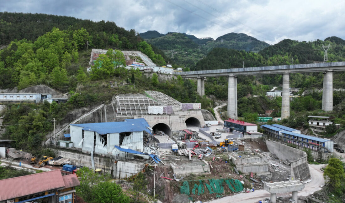 Çin’de tünel inşaatında patlama: 4 ölü, 9 yaralı Çin'in güneybatısındaki Çongçing kentinde yapımı devam eden bir otoyol tünelinde