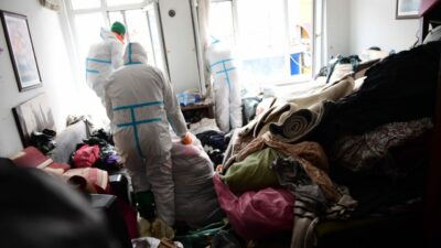 Bursa’da bir evden 4 kamyon çöp çıktı