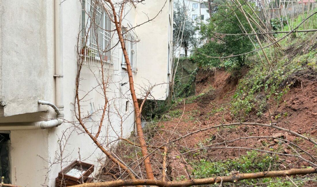 Osmangazi Kükürtlü’de sağanak sonrası toprak kaydı, istinat duvarı yıkıldı. Kökünden