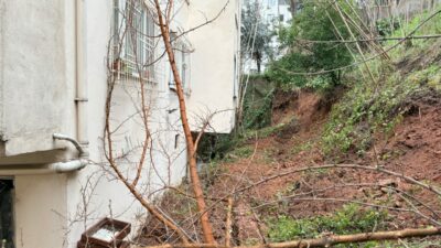 Osmangazi Kükürtlü’de sağanak sonrası toprak kaydı, istinat duvarı yıkıldı. Kökünden