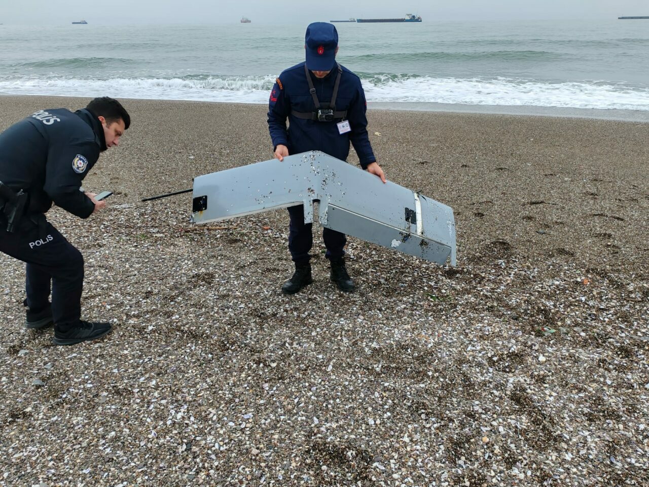 Deniz kıyısında İHA parçaları bulundu