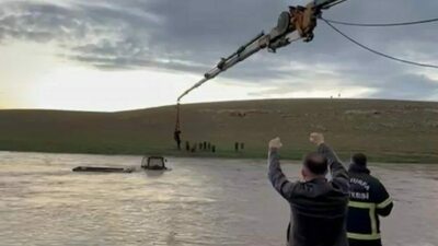 Derede mahsur kalan traktörün sürücüsü vinçle kurtarıldı