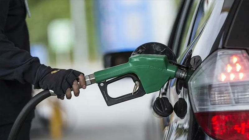 Benzin ve motorine bir zam daha!