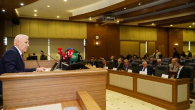 Bursa’da belediye önünde eylem yapan özel halk otobüsçülerine Başkan Bozbey’den yanıt