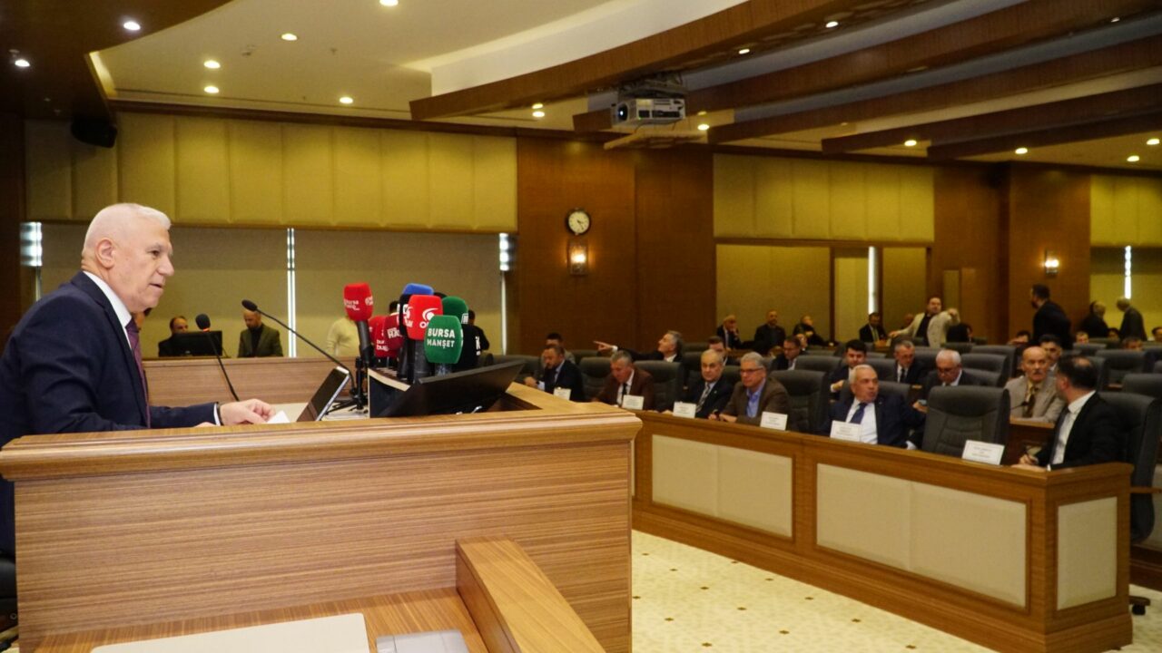 Bursa’da belediye önünde eylem yapan özel halk otobüsçülerine Başkan Bozbey’den yanıt