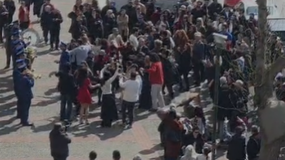 Bursa’da Tiyatro önünde coşkulu kutlama! Davullar, zurnalar…