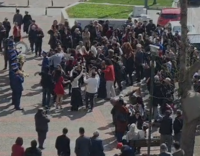Bursa’da Tiyatro önünde coşkulu kutlama! Davullar, zurnalar…