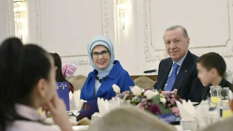 Cumhurbaşkanı Erdoğan, çocuklarla iftarda bir araya geldi