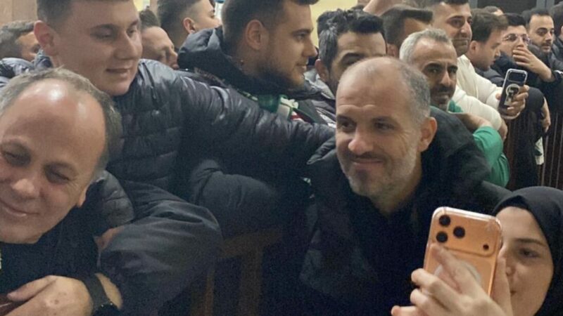 Binlerce Bursasporlu Yenişehir’e akın etti! Mustafa Er ve futbolculara sevgi seli… Muş'tan altın değerinde bir galibiyet çıkaran Bursaspor kafilesini, taraftarlar Yenişehir
