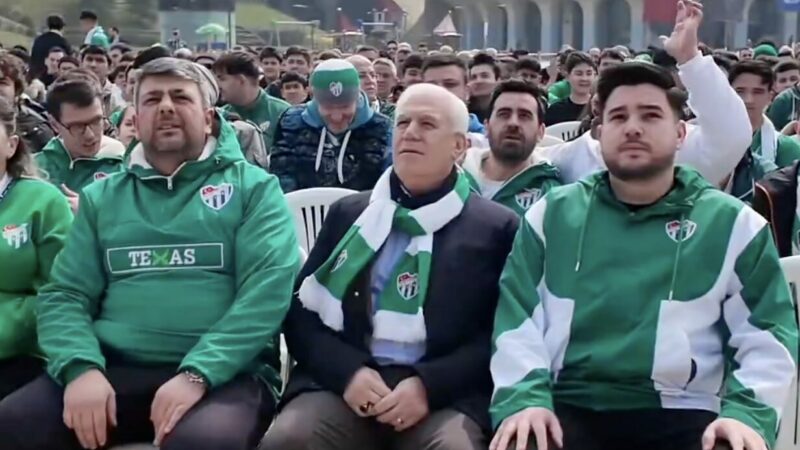 Bursaspor maçını taraftarlarla izleyen Başkan Bozbey’den mesaj Eski Atatürk Stadyumu’nda kurulan dev ekranda Bursaspor'un Maraş'taki maçını izleyen