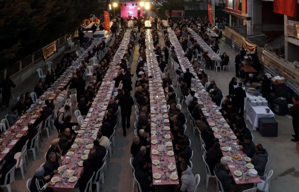 Bursa Nilüfer’de 2500 kişilik iftar sofrası Bursa Nilüfer’de 2500 kişilik iftar sofrası