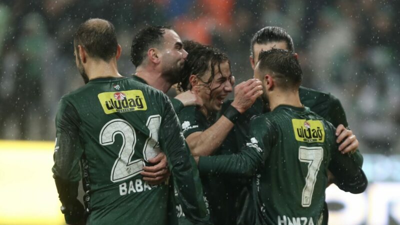 Lider Bursaspor’un 24 gün sonra evinde önemli sınavı Bursaspor, şampiyonluk yolundaki kritik virajda Gebzespor’u konuk ediyor... Atatürk Spor