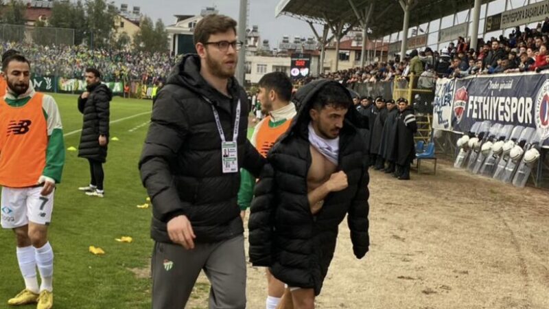 Bursaspor’da şok sakatlık! Deplasmanda oynanan Fethiyespor maçının 57. dakikasında Bursaspor'da can sıkan sakatlık