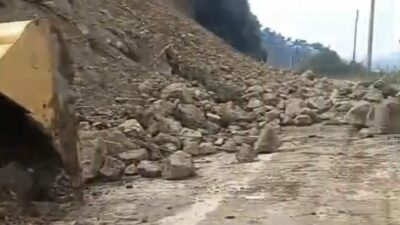 Bursa'da Gemlik-Mudanya sahil yolu, Kurşunlu Mahallesi'nden itibaren meydana gelen heyelan