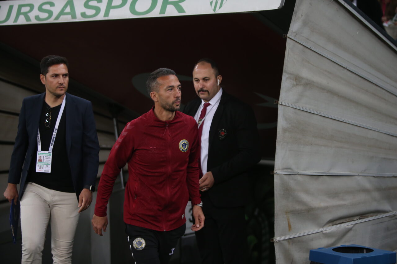 Bursaspor’un rakibinde flaş karar; Timsah’ın eski ismiyle yollar ayrıldı Bursaspor’un rakibinde flaş karar; Timsah’ın eski ismiyle yollar ayrıldı