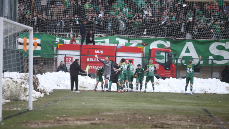 Taşlı, vidalı kartopu saldırısı ve balçıktan çıkan altın! İşte Bursaspor’un Muş zaferinden yansıyanlar… Yeşil beyazlı takım, Muş'ta çok kritik bir galibiyet elde etti...