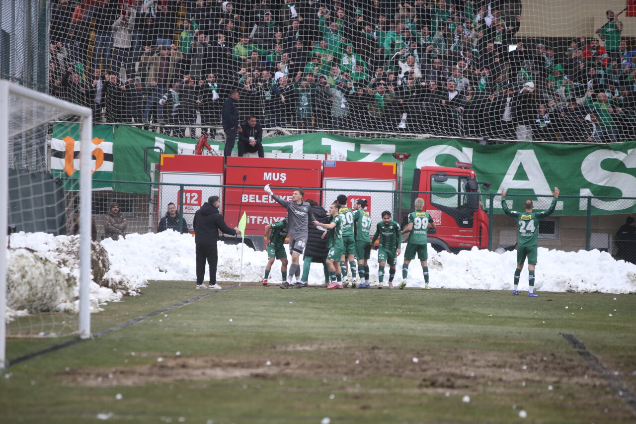 Taşlı, vidalı kartopu saldırısı ve balçıktan çıkan altın! İşte Bursaspor’un Muş zaferinden yansıyanlar…