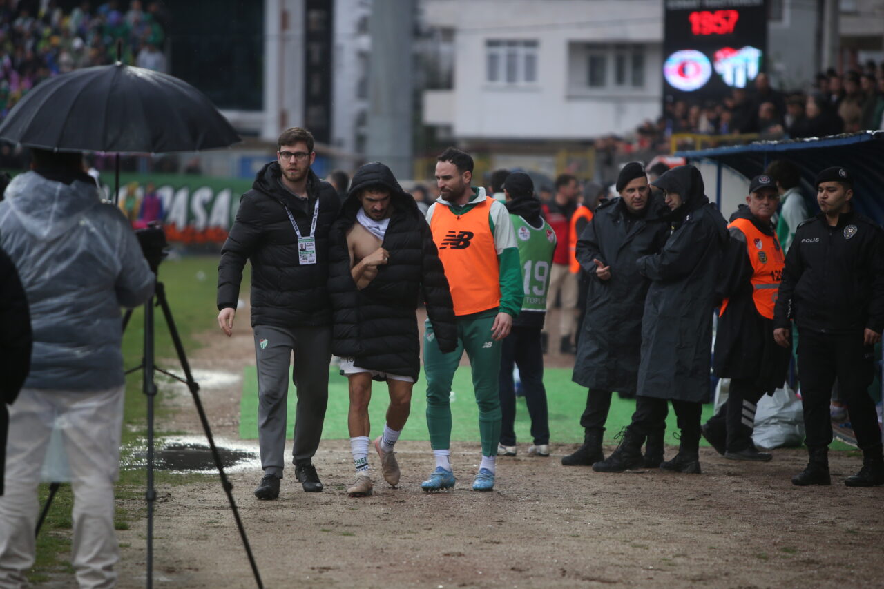 Fethiyespor maçında sağ omzu çıkan Emir Kaan Gültekin’in, sezonun geri