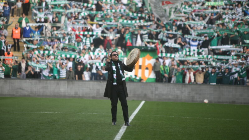 Ünlü sanatçı bir kez daha Bursaspor için geliyor Yıllardır Bursaspor’la özdeşleşen “Cendere” müziğinin bestecisi, sanatçı Gökhan Kırdar, bir