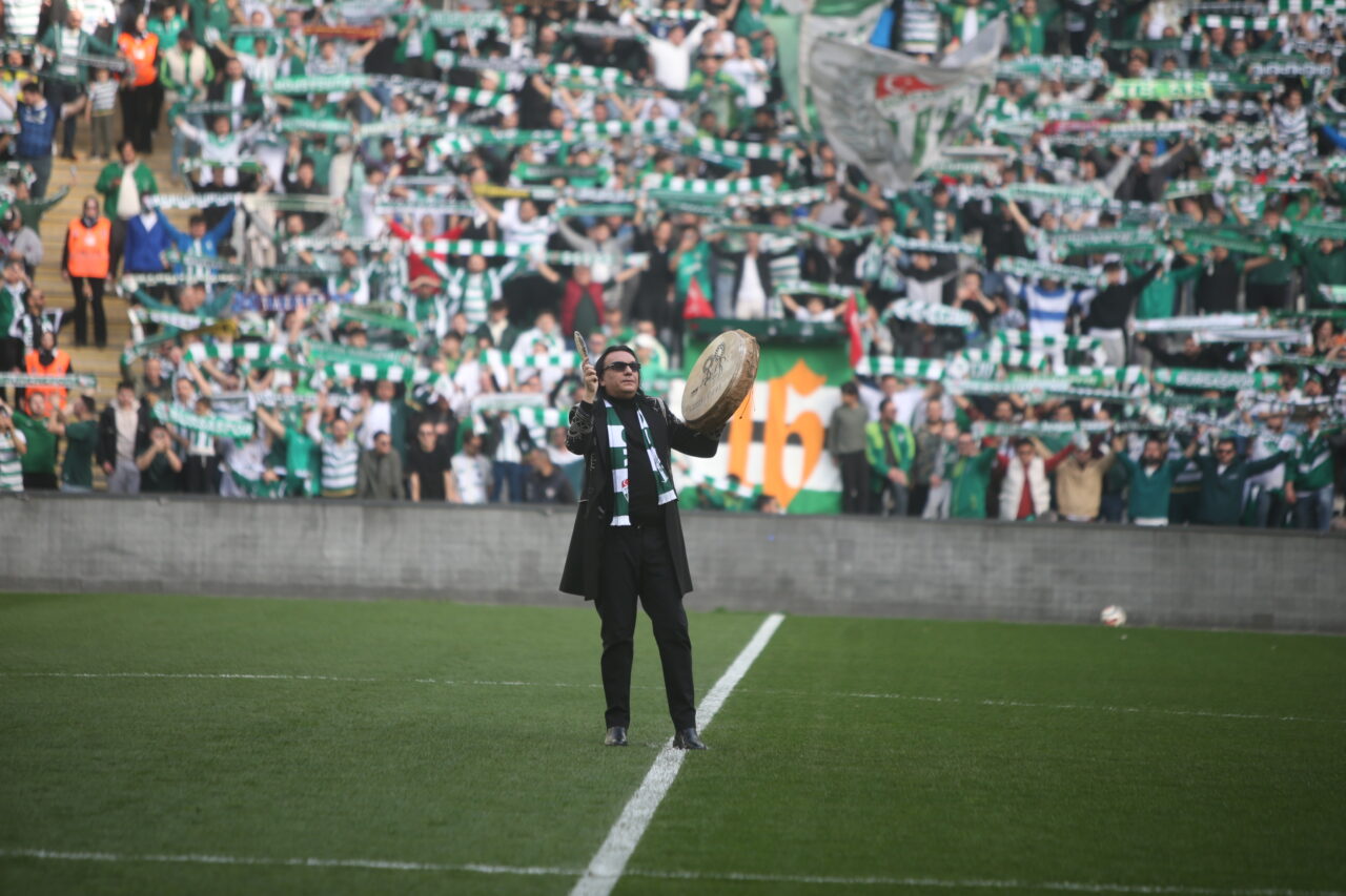 Ünlü sanatçı bir kez daha Bursaspor için geliyor