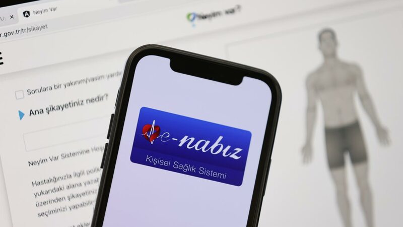 Reçetedeki ilacın hangi eczanede olduğu artık e-Nabız’da Sağlık Bakanlığınca e-Nabız sistemine eklenen "İlacım Nerede?" özelliğiyle, artık vatandaşlar,