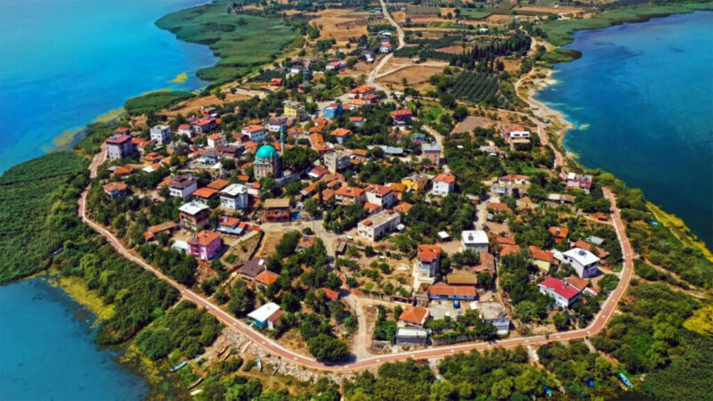 Bursa’nın meşhur köyünden bir iyi bir de kötü haber! Baharın müjdecisi leylekler, Bursa’nın meşhur leylek köyü Eskikaraağaç’a ulaşmaya devam