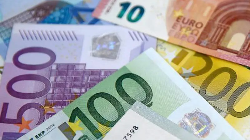 Euro 3 ayın dibine geriledi Euro 3 ayın dibine geriledi