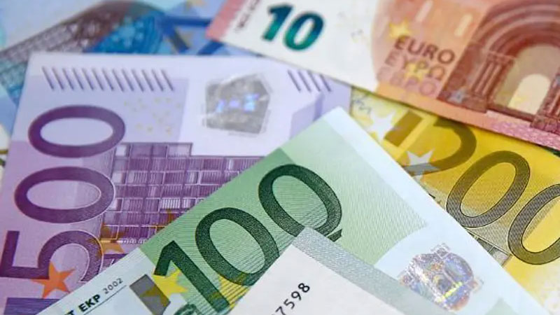 Euro 3 ayın dibine geriledi